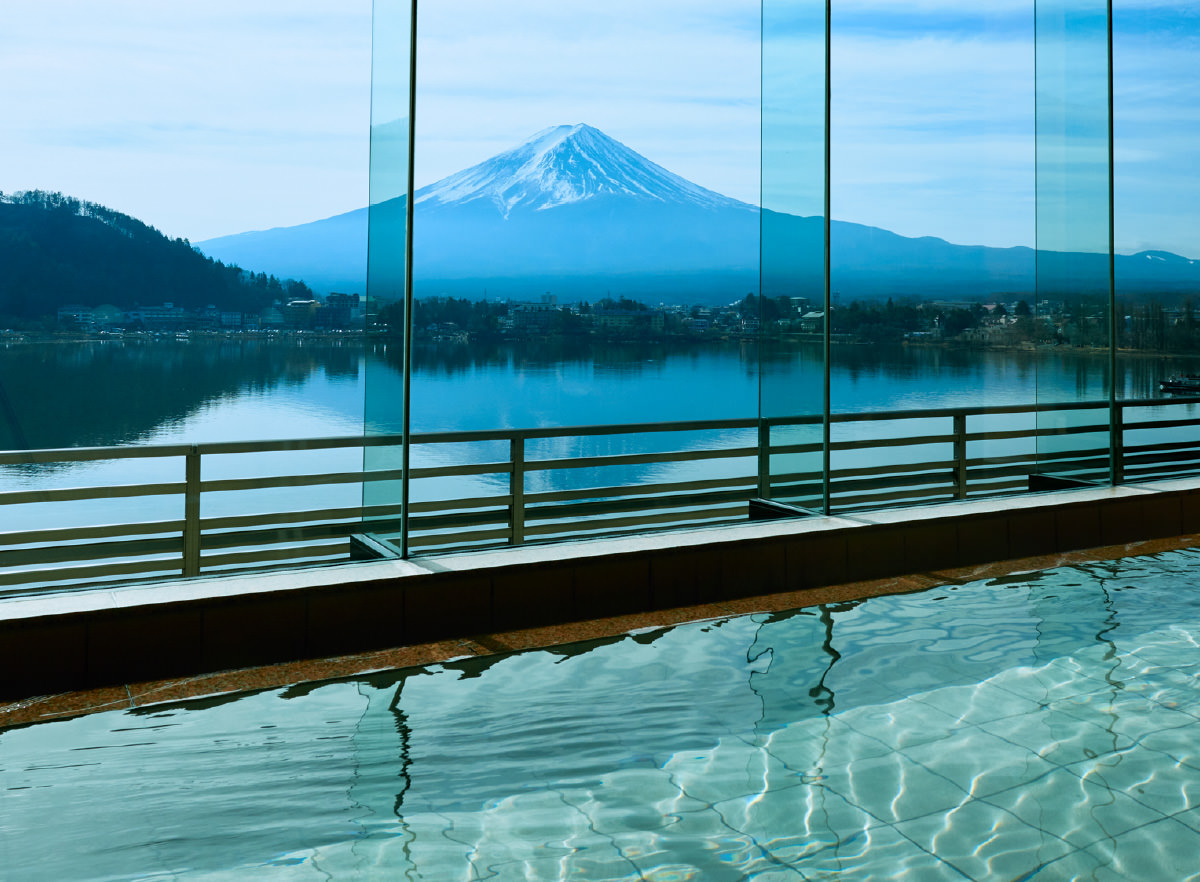 A refreshing hot spring bath with Mt. Fuji